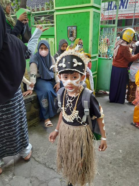 Pawai_gerak_jalan_pakaian_adat_nusantara_papua_sdn_2_pare