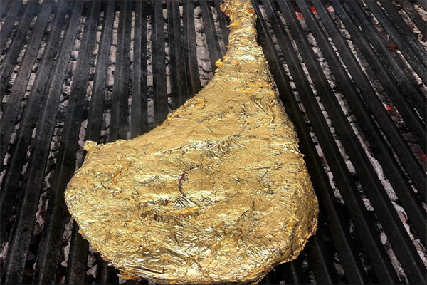 Beefsteak Tomahawk Ribeye 1.2 Kg Berlapis Emas 24 Karat Yang Sungguh Mewah di Hadirkan Oleh Chef Nurset Gokce Alias Salt Bae