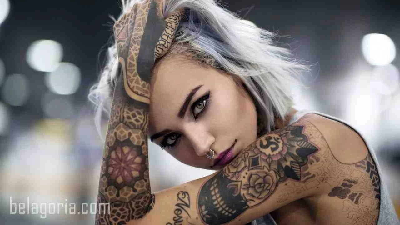 Chica tatuada con símbolo om en el brazo