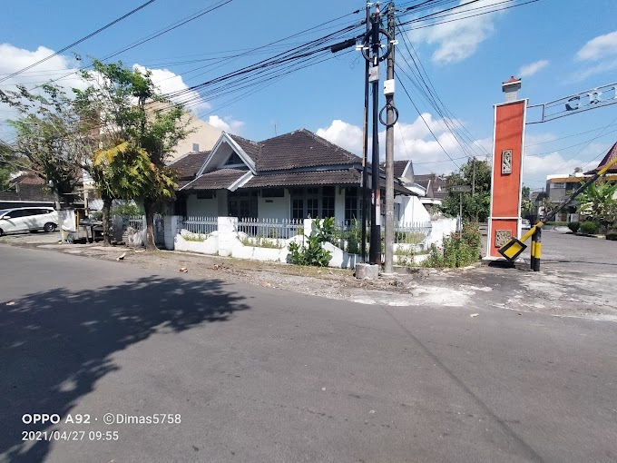 Rumah Klasik Hook strategis Pinggir jalan utama Kawasan Perumahan Elite Exclusive Griya Indah Jl. Godean Km. 3,5