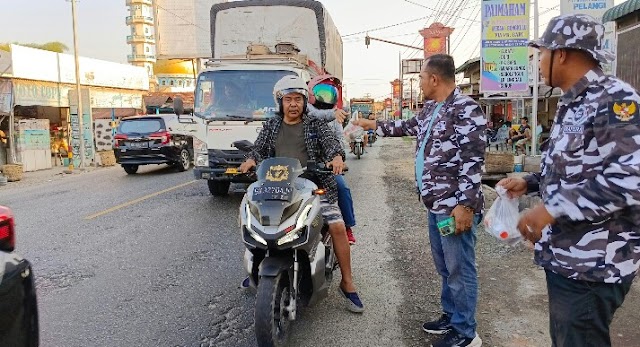 DPD BAPERA KABUPATEN BATU BARA BAGIKAN TAKJIL KEPADA PENGGUNA JALAN