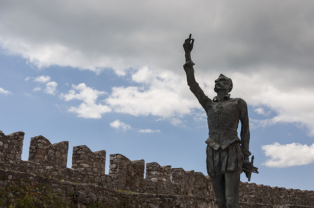 Estatua de Cervantes en Lepanto, Grecia.
