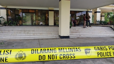 Kantor DPRD Sekadau Dipasang Garis Polisi Pascademo Ricuh, Puing Kaca Berserakan