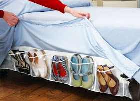 Aprovecha los laterales de tu cama para ordenar tu calzado