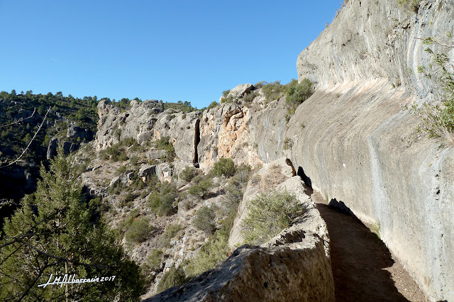 la peña cortada y canal a cielo abierto