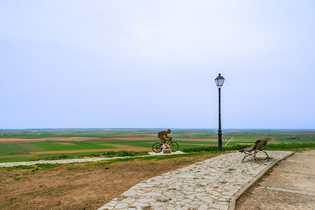 Monumento al ciclista Jesús Negro de Paz en Urueña