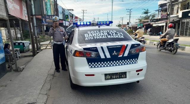 Tingkatkan Kesadaran Masyarakat Dalam Berlalu Lintas, KBO Satlantas Polres Aceh Timur Sosialisai di Jalur KTL