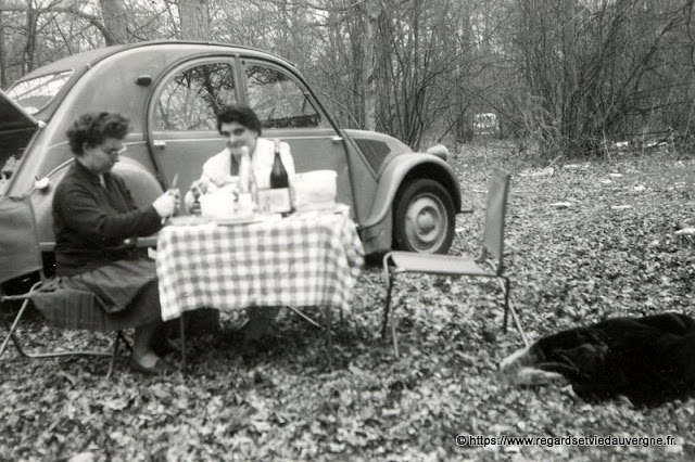 Photo noir et blanc : pique-nique en 2CV.