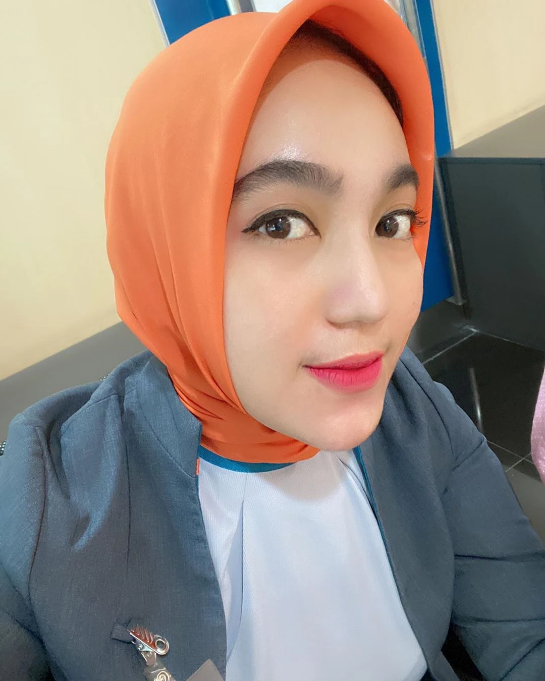 Koleksi Foto Teller Bank BNI pakek Jilbab Cantik Terbaru