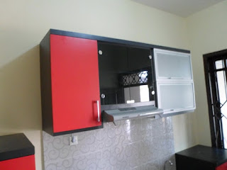 furniture semarang Kitchen Set Lurus Warna merah Pintu Hidrolis Alumunium