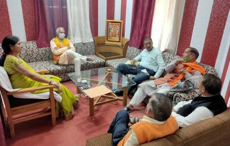 महाकुंभ में देवडोलियों के स्नान को लेकर बैठक करतीं मेयर अनिता ममगाईं व अन्य।