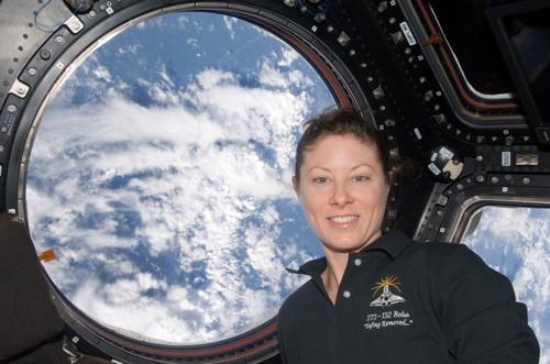 Astronaut Tracy Caldwell knows American Sign Language