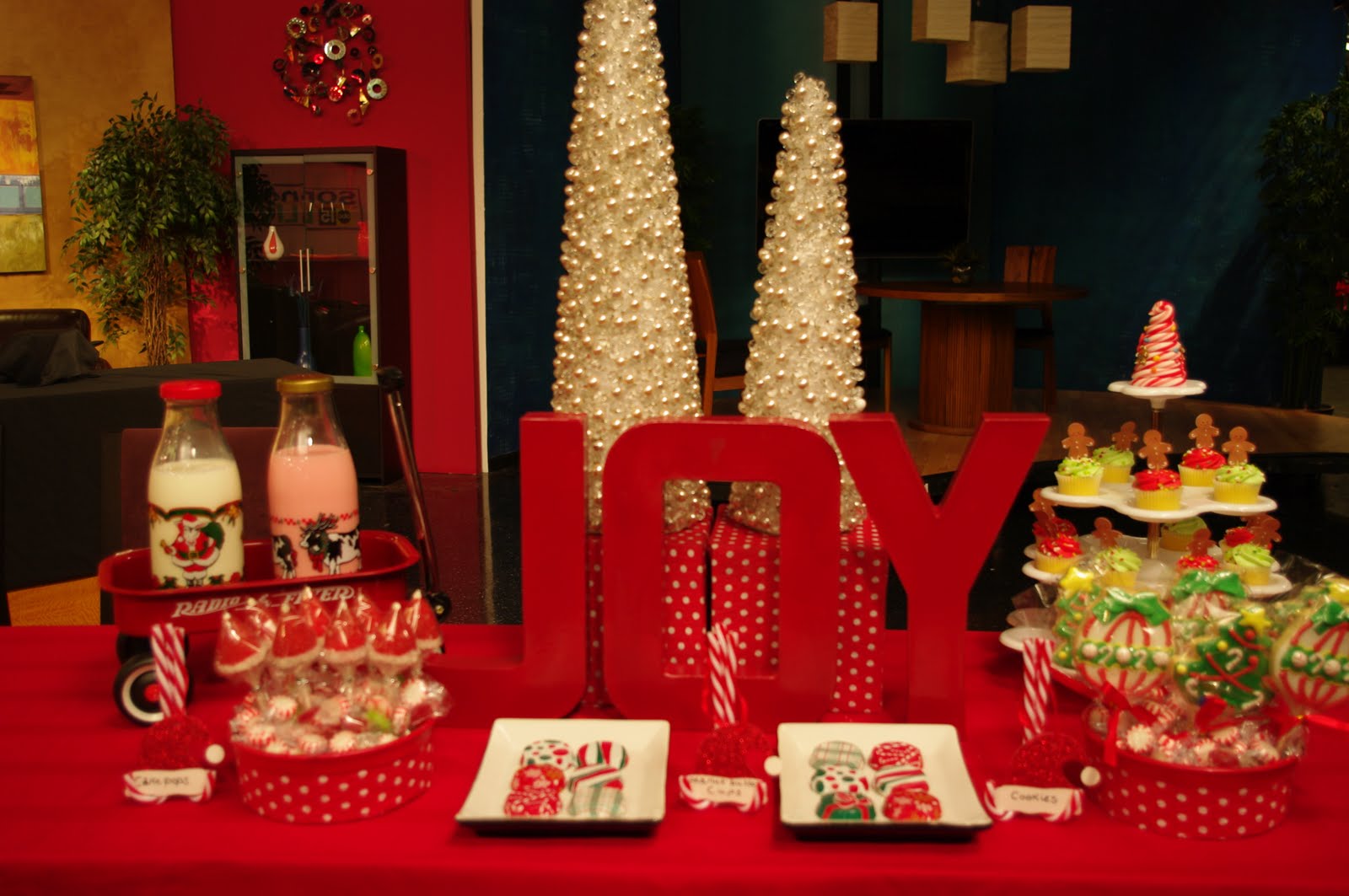 christmas cake pops display Maddycakes on Sonoran Living