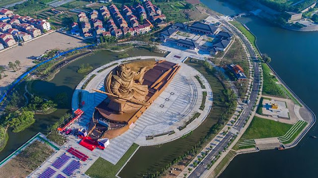 La Chine dévoile une statue gigantesque de 1320 tonnes