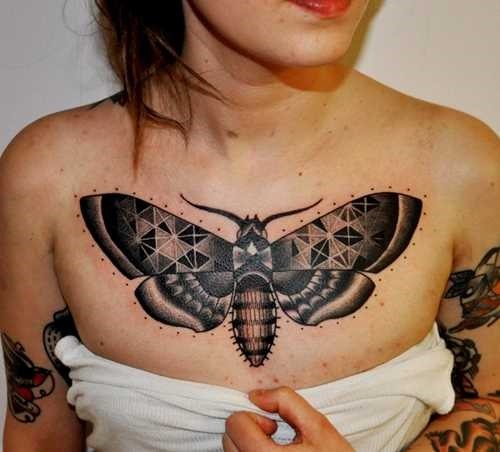 grande_tatuagem_de_borboleta_no_peito