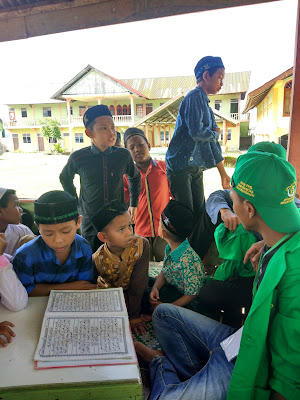 Mahasiswa/Mahasiswi Mengajari Anak-anak Mengaji di Gampong Reuleut Barat