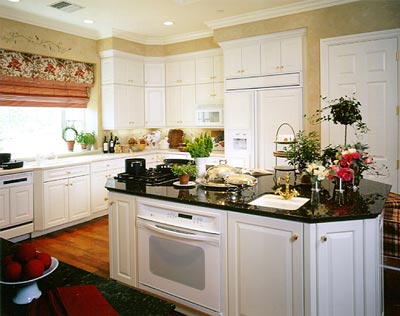 Dream Kitchen Floor Plans on This Traditional Kitchen Has A U Shaped Floor Plan And A Long