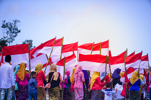 Memperingati Perayaan Hari kemerdekaan Republik Indonesia 17 Agustusb1945  Bulan agustus bisa dikatakan sebagai bulan yang istimewa bagi bangsa indonesia, karena pada bulan ini negara indonesia memproklamasikan kemerdekaan, tepatnya pada tanggal 17 agustus 1945, proklamasi tersebut menandai dimulainya perlawanan diplomatik dan bersenjata dari revolusi nasional indonesia.Untuk mengetahui Lebih Dalam Kamu Bisa Membaca Sejarah dan Fakta-Fakta Dibalik Isi Proklamasi Kemerdekaan Republik Indonesia dan Sejarah Perjuangan Meraih Kemerdekaan Republik Indonesia  Proklamasi juga menandai bersatunya bangsa indonesia untuk membebaskan diri dari penindasan dan penjajahan bangsa asing. Itulah kenapa setiap bulan agustus terasa sangat istimewa bagi seluruh bangsa indonesia, Ternyata selain indonesia ada beberapa negara lain di belahan dunia yang merayakan kemerdekaannya pada bulan agustus. Dan berikut 20 negara di dunia yang merayakan kemerdekaan pada bulan agustus.   1. Afghanistan, atau secara resmi disebut dengan nama republik islam afghanistan adalah sebuah negara yang terkurung daratan atau land locked di persimpangan asia tengah dan selatan.  Negara afghanistan di jajah inggris sejak tahun 1838. Pada 8 agustus 1919 perjanjian antara inggris dan afghanistan di tanda tangani, perjanjian ini dikenal dengan perjanjian anglo-afghanistan atau perjanjian rawalpindi, perjanjian ini pula yang kemudian mengakhiri perang inggris-afghanistan ketiga. Dalam perjanjian rawalpindi, inggris mengakui kemerdekaan afghanistan sesuai dengan pasal ke-5 perjanjian.   Lalu pada tanggal 19 agustus 1919 raja amanullah khan pemimpin afghanistan saat itu, mendeklarasikan afghanistan sebagai negara berdaulat dan sepenuhnya independen.   2. Republik benin, atau negara benin sebelumnya di kenal juga dengan nama dahomey adalah sebuah negara di afrika barat Dari abad ke-17 hingga ke-19 negara benin dikenal dengan kerajaan dahomey, wilayah benin di sebut juga dengan pantai budak sejak abad ke-17 karena banyaknya orang yang diperbudak yang dikirimkan ke dunia baru, selama era perdagangan budak trans atlantik.  Setelah sistem perbudakan di hapus, negara ini diambil alih oleh perancis pada tahun 1892, dan kemudian pada tahun 1899, perancis memasukkan wilayah yang disebut juga dengan dahomey perancis kedalam wilayah kolonial afrika barat yang lebih luas.   Pada tahun 1958 perancis memberikan otonomi kepada republik dahomey dan disusul dengan pemberian kemerdekaan penuh negara ini pada tanggal 1 agustus 1960.   3. negara bolivia secara resmi di sebut dengan negara plurinasional bolivia. Bolivia adalah negara yang terkurung daratan yang terletak di barat-tengah amerika selatan. Sebelumnya sejarah dan fakta tentang negara bolivia sudah pernah kita bahas pada video khusus tentang negara ini, kalian bisa cek vidio tsb di sini ( pojok kanan atas) untuk sedikit menyegarkan ingatan kita, Penaklukan spanyol atas wilayah negara ini dimulai sejak tahun 1524, dan pada abad ke-16 perak bolivia merupakan sumber pendapatan penting bagi kekaisaran spanyol.  Perjuangan kemerdekaan negara ini dimulai pada 1809, setelah melalui perjuangan selama sekitar 16 tahun, akhirnya negara ini memproklamirkan kemerdekaan negaranya pada tanggal 6 agustus 1825.   4. burkina faso adalah salah satu negara afrika barat, negara ini juga merupakan salah satu negara yang terkurung daratan.  Wilayah yang saat ini dikenal dengan nama Burkina faso dulunya disebut dengan french upper volta. Wilayah ini menjadi wilayah koloni perancis pada tahun 1896, kemudian pada 11 desember 1958 french upper volta berubah menjadi republik upper volta sebagai koloni pemerintahan sendiri dalam komunitas perancis.   Pada tanggal 5 agustus 1960 negara ini mendapatkan kemerdekaan penuhnya dari perancis. Pada 4 agustus 1984 nama negara ini kemudian dirubah menjadi burkina faso yang berarti tanah orang-orang jujur.   5. Wilayah yang sekarang di kenal dengan nama republik afrika tengah ini diketahui telah dihuni manusia sejak ribuan tahun yang lalu.  Republik afrika tengah adalah salah satu negara di afrika tengah yang wilayahnya tidak memiliki laut karena terkurung daratan, Negara ini menjadi bagian dari koloni perancis sejak akhir abad ke-19 dan kemudian memperoleh kemerdekaannya dari perancis pada tanggal 13 agustus 1960.   6. Republik chad, atau biasa kita sebut dengan negara chad Adalah salah satu negara di afrika tengah yang juga tidak memiliki wilayah laut, hampir sama seperti negara sebelumnya yaitu republik afrika tengah.  Hampir sama seperti negara republik afrika tengah, negara ini di kuasai perancis pada akhir abad ke-19, lalu pada tahun 1920 wilayahnya di gabungkan sebagai bagian dari french equatorial africa. Negara ini kemudian memperoleh kemerdekaan dari perancis pada tanggal 11 agustus 1960.   7. Republik kongo adalah negara yang terletak di pantai barat afrika tengah, Berbeda dengan republik demokratik kongo yang merupakan bekas wilayah koloni belgia, republik kongo merupakan bekas koloni dari negara perancis dan bagian dari french equatorial africa.  Hampir sama dengan koloni perancis di afrika tengah lainnya, bangsa perancis menduduki wilayah ini pada akhir abad ke-19. Koloni kongo ini pertama kali di kenal dengan nama kongo perancis. Negara ini kemudian mendapatkan kemerdekaan dari perancis pada tanggal 15 agustus 1960.   8. secara resmi negara estonia disebut dengan nama republik estonia.  Negara estonia adalah sebuah negara di pantai timur laut baltik di eropa utara. Wilayah estonia terdiri dari daratan dan sekitar 2000-an pulau-pulau kecil di laut baltik. Negara ini berbatasan dengan negara lain baik melalui wilayah perairan maupun daratan. Negara estonia secara berulang kali diperebutkan dan diduduki oleh uni soviet dan jerman.   Hingga pada tahun 1987 gerakan singing revolution dimulai, singing revolution merupakan sebuah gerakan demonstrasi damai melawan pemerintahan soviet. Gerakan ini kemudian menghasilkan restorasi kemerdekaan estonia melalui referendum pada bulan maret 1991, dan pada tanggal 20 agustus 1991 estonia memulihkan kembali kemerdekaan negaranya.   9. negara gabon secara resmi di sebut dengan nama republik gabon merupakan salah satu negara di afrika tengah, yang terletak di pesisir atau pantai barat afrika tengah.  Hampir sama dengan negara afrika tengah lainnya, negara gabon merupakan bekas wilayah dari koloni perancis, dan negara ini memperoleh kemerdekaan dari perancis pada tanggal 17 agustus 1960.   10. Pantai gading secara resmi disebut dengan nama republik pantai gading merupakan salah satu negara di afrika barat, pantai gading terletak di wilayah pesisir selatan afrika barat.  Wilayah pantai gading menjadi wilayah protektorat perancis pada 1843 dan kemudian di konsolidasikan sebagai koloni perancis pada 1893 ditengah perebutan bangsa eropa untuk wilayah afrika. Pantai gading akhirnya memperoleh kemerdekaan dari perancis pada tanggal 7 agustus 1960.  11. Korea selatan adalah salah satu negara di asia timur yang merupakan bagian selatan dari semenanjung korea.  Negara ini berbagi perbatasan darat dengan negara korea utara. Setelah perang sino-jepang pertama yaitu konflik antara dinasti qing dan kekaisaran jepang atas pengaruhnya pada dinasti joseon korea pada 1894 dan juga perang rusia-jepang di semenanjung liaodong, jepang kemudian menduduki wilayah korea pada tahun 1910 setelah berhasil mengalahkan saingannya.   Di bulan agustus 1945 Setelah jepang menyerah kepada sekutu pada akhir perang dunia II, tepatnya pada tanggal 15 agustus 1945 korea menyatakan kemerdekaannya dari jepang. Tanggal 15 agustus juga disebut dengan victory over japan day.   12. Kirgistan, atau secara resmi disebut dengan republik kirgistan adalah salah satu negara di asia tengah.  Wilayah kirgistan terkurung oleh daratan yang berupa daerah pegunungan. Pada akhir abad ke-19 wilayah kirgistan diserahkan kepada kekaisaran rusia oleh dinasti qing china melalui perjanjian tarbagatai. Dan secara resmi dimasukkan kedalam kekaisaran rusia pada tahun 1876. Setelah pecahnya uni soviet kirgistan mendeklarasikan kemerdekaannya pada tanggal 31 agustus 1991.   13. Malaysia merupakan salah satu negara di asia tenggara yang terdiri dari 13 negara bagian dan 3 wilayah federal.  Negara ini diduduki oleh kerajaan inggris sejak abad ke-18, hingga kemudian mendapatkan kemerdekaannya dari inggris pada tanggal 31 agustus 1957.   14. negara moldova atau secara resmi adalah republik moldova, adalah sebuah negara di wilayah eropa timur.  Negara moldova adalah salah satu negara yang terkurung daratan. Pada tahun 1812 wilayah moldova yang saat itu menjadi bagian dari kekaisaran ottoman di serahkan kepada kekaisaran rusia melalui perjanjian bukares. Pada tanggal 27 agustus 1991, ketika pembubaran uni soviet sedang berlangsung, moldova mengumumkan kemerdekaan negaranya.   15. nama resmi dari negara niger adalah republik niger.  Nama negara ini berasal dari sungai niger yang mengalir dari bagian barat negara tersebut. Niger adalah sebuah negara di afrika barat. Bangsa perancis pertama kali datang ke wilayah niger pada tahun 1897, sejak saat itu wilayah ini kemudian menjadi bagian dari koloni perancis.   Seperti koloni perancis afrika lainnya, niger mendapatkan kemerdekaan negaranya pada tahun 1960, tepatnya pada tanggal 3 agustus 1960.   16. Republik islam pakistan, atau biasa disebut dengan nama pakistan merupakan salah satu negara di kawasan asia selatan.  Inggris berhasil menaklukan sebagian besar wilayah pakistan pada sekitar tahun 1820-an, dan negara ini kemudian menjadi bagian dari koloni inggris. Pakistan memperoleh kemerdekaan negaranya dari inggris pada tanggal 14 agustus 1947.   17. Republik singapura, merupakan salah satu negara di asia tenggara.  Negara ini terdiri dari satu pulau utama dan 63 pulau satelit dan pulau kecil serta satu pulau terpencil. Singapura modern didirikan pada tahun 1819 sebagai pos perdagangan dari kerajaan inggris.   Negara ini memperoleh kemerdekaan dari inggris pada 3 juni 1959, kemudian memisahkan diri dari malaysia dan memproklamasikan sebagai negara merdeka dan berdaulat pada tanggal 9 agustus 1965.   18. Nama resmi dari swiss adalah konfederasi swiss.   Swiss adalah sebuah negara republik federal yang terdiri dari 26 kanton. Wilayah negaranya berada di pertemuan eropa barat, tengah dan selatan. Pada tanggal 1 agustus 1291, liga abadi di bentuk antara komunitas atau kanton-kanton di wilayah tersebut dengan tujuan untuk pertahanan bersama melawan musuh bersama.   Pendirian konfederasi ini kemudian melalui piagam federal dianggap sebagai awalmula pendirian negara swiss. Dan tanggal 1 agustus dinyatakan sebagai hari libur nasional di negara swiss.   19. Republik trinidad dan tobago, merupakan negara paling selatan di kepulauan karibia.  Trinidad dan tobago merupakan negara kepulauan, Wilayah trinidad merupakan wilayah kolonial dari kerajaan inggris pada tahun 1802, pada tahun 1814 perancis menyerahkan wilayah tobago kepada kerajaan inggris melalui perjanjian paris.   Pada tahun 1888 kedua wilayah ini kemudian disatukan, dan pada tahun 1958 trinidad dan tobago menjadi bagian dari federasi hindia barat. Negara ini memperoleh kemerdekaan dari inggris pada tanggal 31 agustus 1962.   20. Uruguay secara resmi disebut dengan republik oriental uruguay.  Wilayah negara ini berada di bagian tenggara amerika selatan. Uruguay melepaskan diri dari spanyol pada 18 mei 1811, setelah perjuangan tiga arah antara klaim dari Spanyol, Argentina dan Brasil. Setelah kemerdekaan kekaisaran brasil dari bangsa portugis pada tahun 1822, uruguay kemudian menyatakan kemerdekaannya dari kekaisaran brasil pada tanggal 25 agustus 1825, namun kemerdekaan uruguay baru diakui 3 tahun setelahnya yaitu pada 28 agustus 1828.   Itulah 20 negara-negara di dunia yang merayakan hari kemerdekaan mereka pada bulan agustus, semoga Artikel ini dapat memberikan manfaat untuk kita semua. Terima kasih sudah membaca dan tunggu Tukisan dari kami selanjutnya. 