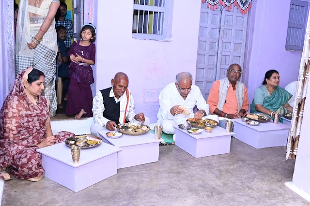 रायपुर : मुख्यमंत्री  भूपेश बघेल ने जायसवाल परिवार के घर लिया छत्तीसगढ़ी भोजन का स्वाद