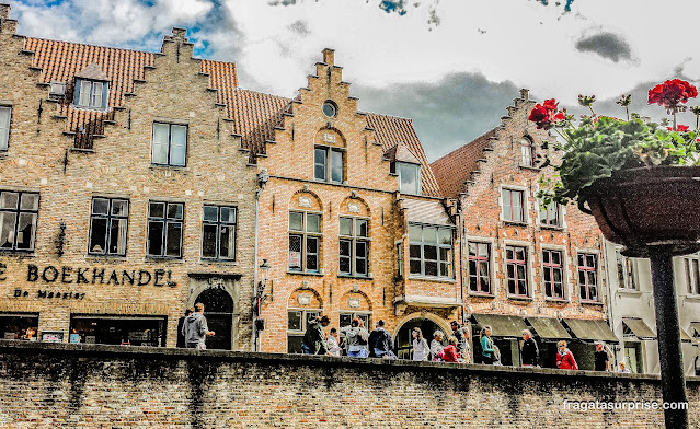 Passeio às margens de um canal de Bruges