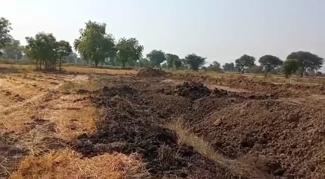 ग्राम दवाना व आसपास नर्मदा घाटी विकास विभाग क्रमांक 14 ठीकरी द्वारा इंदिरा सागर परियोजना के तहत किसानों के सिंचाई हेतु नहरें बनाई गई है,  Canals have been made for irrigation of farmers under Indira Sagar project by Narmada Valley Development Department No. 14 Thikri in and around Dawana village.