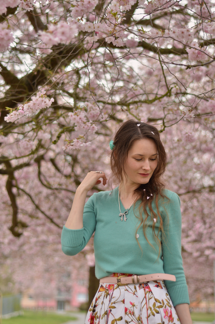 Cherry blossoms, pink feed, handmade 1950s dress, floral vintage style, georgiana quaint, český blogger