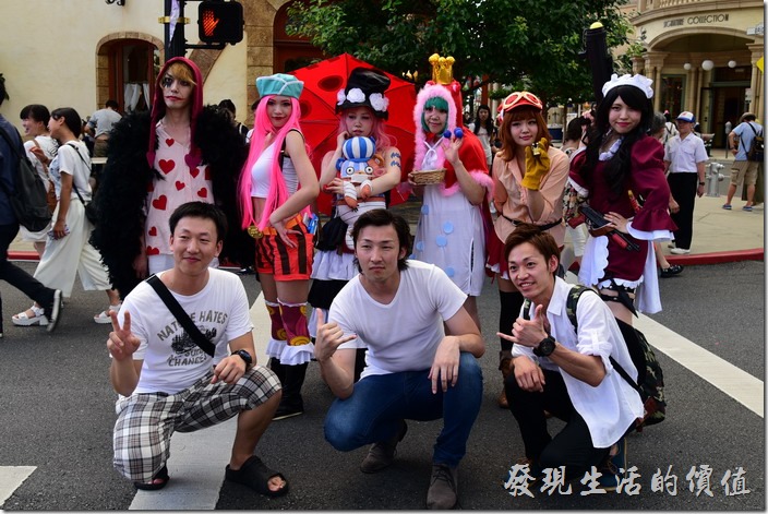 日本大阪-環球影城。海賊王造型的Cosplay出場引起很多遊客的注意與合影。