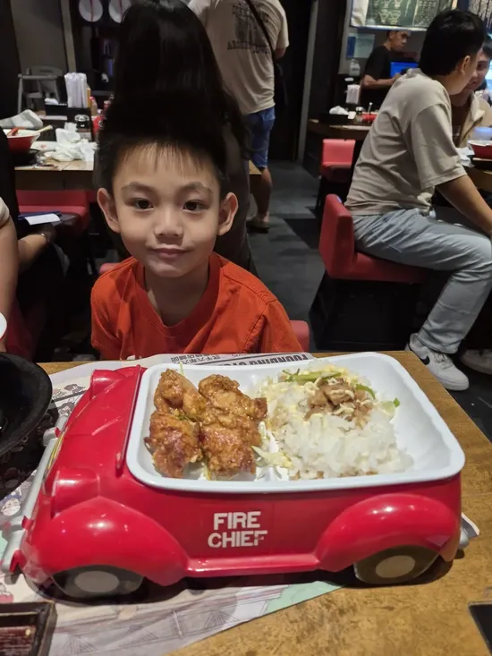 Rafa trying Ramen Nagi's kiddie meal