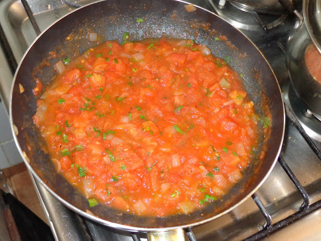 SALSA SIMPLE DE CONCASSE DE TOMATES   PORCIONES: 4   INGREDIENTES  4 tomates grandes  1/3 taza de cebolla cortada en cuadritos  2 dientes de ajos picados  1 cucharadita de sal o a su gusto  1/8 cucharadita de pimienta en polvo      METODO  Poner una olla con agua a hervir.  Sacar el ojo del tomate y con un cuchillo bien afilado hacer una cruz en la parte posterior del tomate.  Sumergir los tomates en agua hirviendo por 1 minuto, sacar del agua y dejar a enfriar.  Remover la piel, cortar en 4 gajos, sacar las semillas, colar y guardar los jugos.  Cortar los tomates en cubitos.  En una sartén sofreír la cebolla con el ajo.   Incorporar los cubitos de tomate, el jugo de tomate, sal y pimienta. Si desea puede agregar ¼ cucharadita de azúcar, pero prefiero no hacerlo. Tapar y dejar cocinar lentamente por unos 20 minutos.