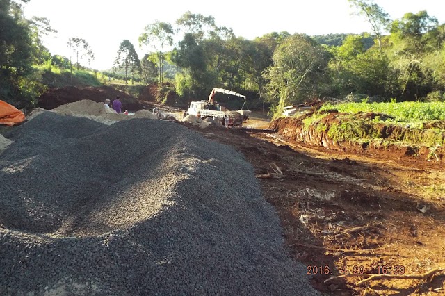 Cristal do Sul Inicia construção de ponte sobre o Rio Braga.