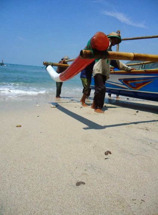 Nelayan Pantai Menganti Usai Berlayar