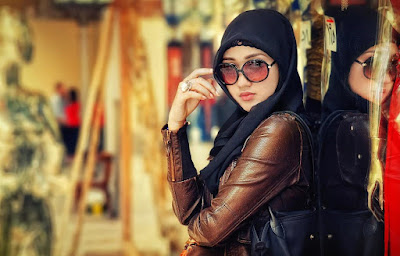 hijab memakai Jaket kulit atau parasit