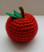 http://translate.googleusercontent.com/translate_c?depth=1&hl=es&rurl=translate.google.es&sl=en&tl=es&u=http://missdolkapots.wordpress.com/2013/06/29/beginner-tutorial-make-a-crocheted-apple/&usg=ALkJrhjqzB9ShfsQy2Haczy3NGeAays9WQ