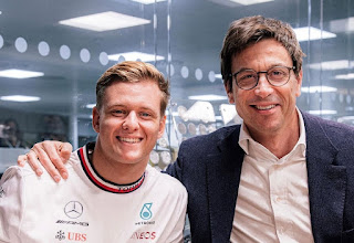 Mick Schumacher y Toto Wolff en la firma del alemán por el rquipo Mercedes [via instagram]