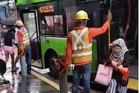 The man and his two colleagues have been doing this for a few hours 'out of the goodness of their hearts'.