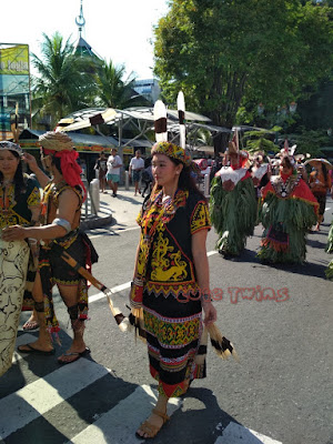 menghabiskan waktu di jalan malioboro yogyakarta