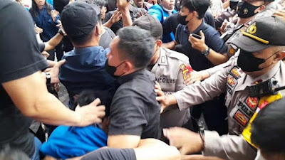 PANAS! Demo di Kota Bogor Ricuh, Mahasiswa Saling Dorong dengan Polisi