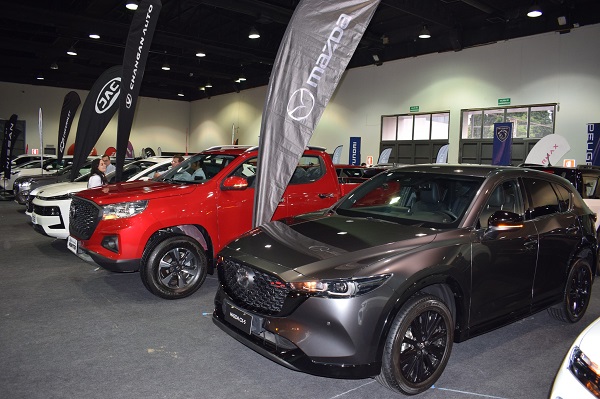 Imcruz, la empresa líder del sector automotriz en Bolivia, tiene todo listo para recibir a los visitantes que ingresen al principal evento del rubro en el país: Expoauto 2023. El espacio elegido es el pabellón Brasil del campo ferial de Fexpocruz, con una extensión de 2.500 m2, donde Imcruz presentará los “pequeños precios de Imcruz” con descuentos de hasta 1.750 dólares en diversas unidades. Adicionalmente y, por tercer año, se lanza la promoción conjunta con Fexpocruz “Expoauto marca tu suerte” para que uno de los visitantes pueda ganarse, mediante un sorteo, un vehículo 0 Km eligiendo entre las seis marcas que comercializa y representa Imcruz.