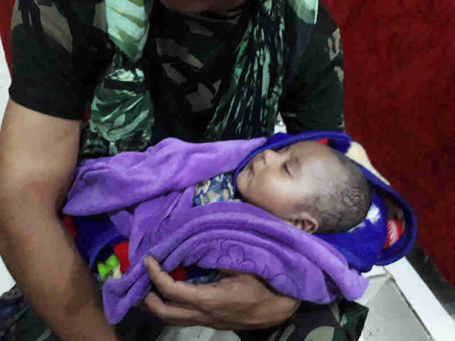 Anggota Yonif RK 751VJS Selamatkan Bayi Korban Banjir di Sentani