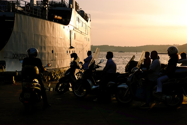 Scooteristi in attesa di imbarcarsi per le isole a Pozzuoli