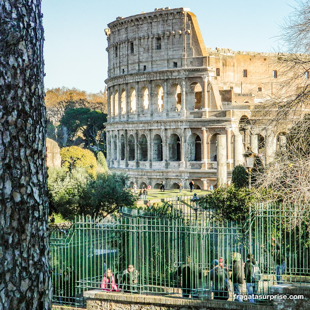 Coliseu de Roma visto da subida para o Monte Palatino