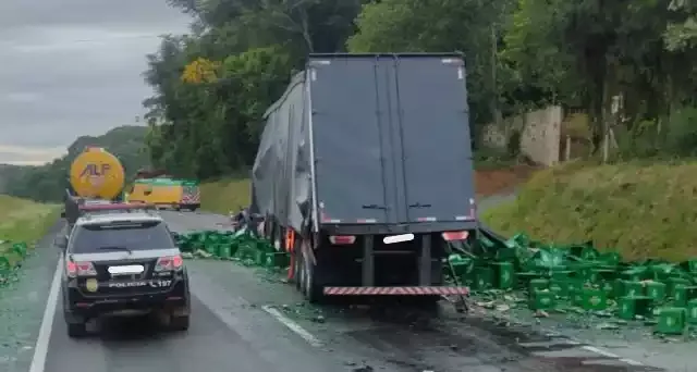 Colisão entre carretas interdita faixa da Régis Bittencourt e causa congestionamento, em Pariquera-Açu