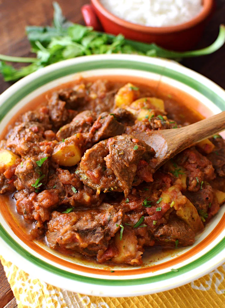 Carne guisada acompañada con arroz, es plato para el almuerzo