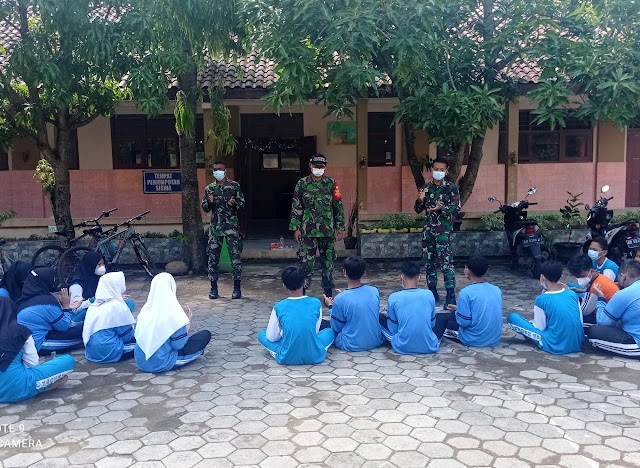 Anggota Satgas TMMD Reg ke 112 Kodim 0726/Sukoharjo, Sambangi anak Sekolah berikan penyuluhan Bela Negara