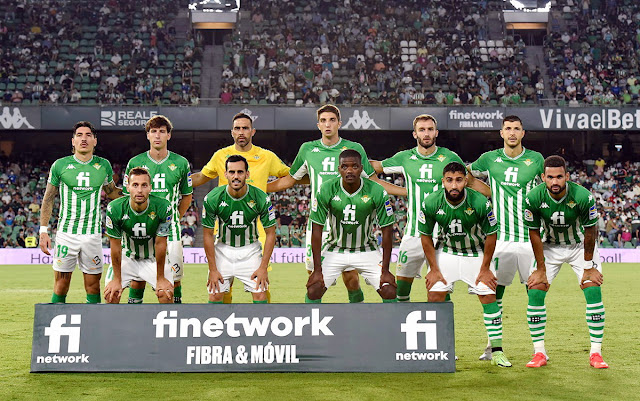 REAL BETIS BALOMPIÉ. Temporada 2021-22. Bellerín, Miranda, Claudio Bravo, Edgar, Pezzella, Guido Rodríguez. Sergio Canales, Juanmi, William Carvalho, Fekir, Willian José. REAL BETIS BALOMPIÉ 2 GETAFE C. F. 0. 26/09/2021. Campeonato de Liga de 1ª División, jornada 7. Sevilla, estadio Benito Villamarín. GOLES: 1-0: 14’, Willian José. 2-0: 55’, Willian José.