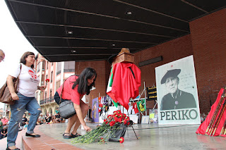 Miles de personas participan en el homenaje póstumo a Periko Solabarria