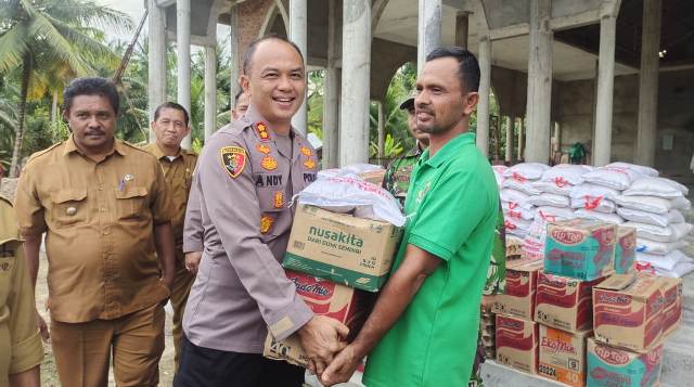 Kapolres Aceh Timur Bersama Pj. Bupati Salurkan Bansos Masa Panik Untuk Korban Banjir di Julok