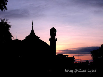 Siluet masjid Al Mujahidin Belitung Darat Banjarmasin