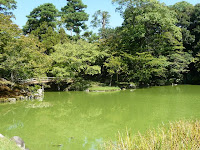 南池、紅葉橋や出島西岸には三畳ほどもある「草紙洗いの石」もある