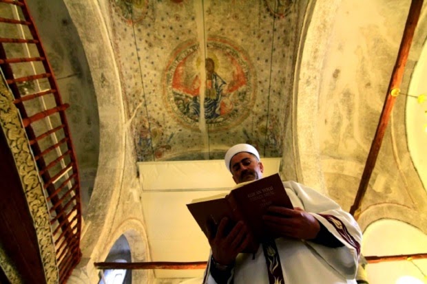 Διαβάζει το Κοράνι κάτω από τον Παντοκράτορα Χριστό!